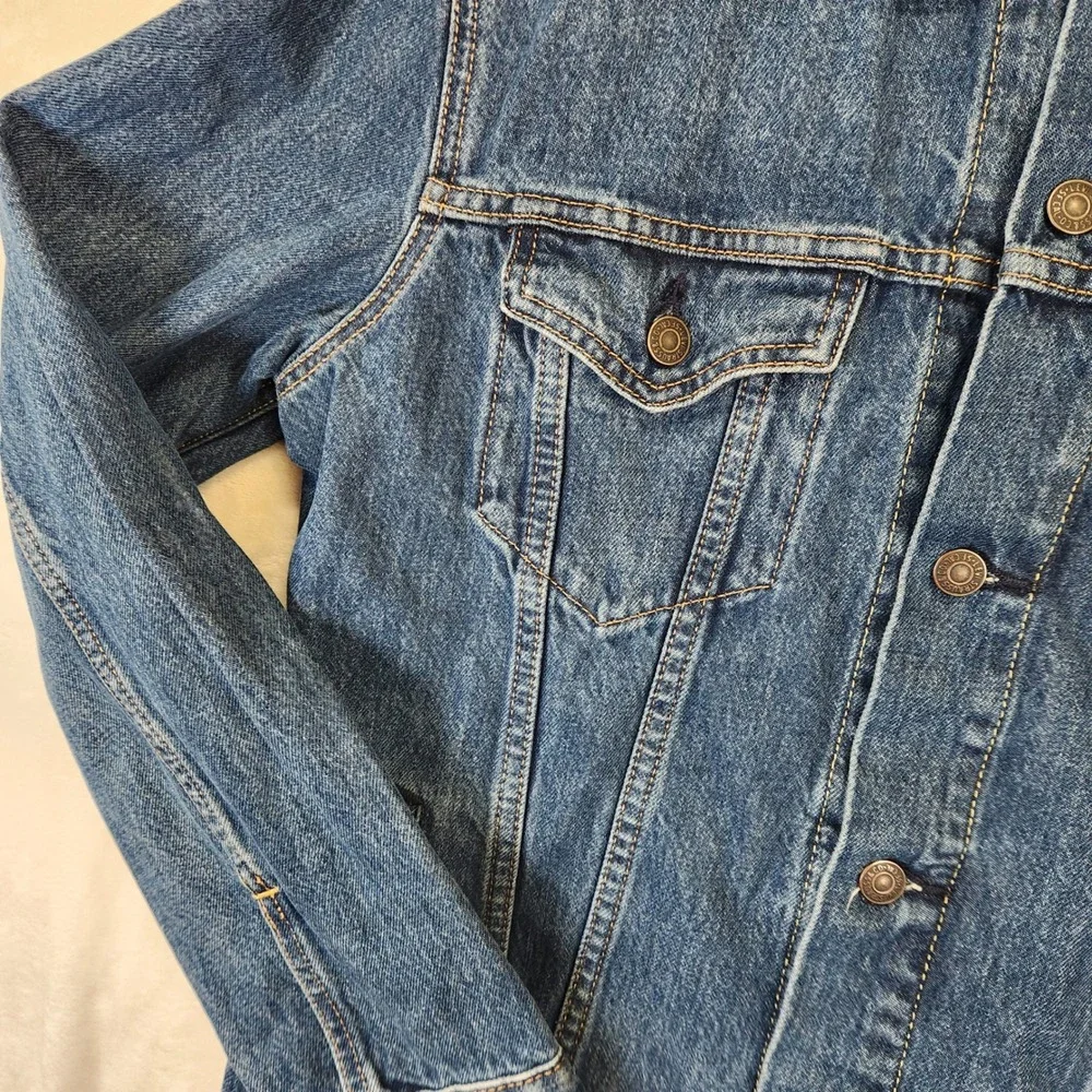 Levis Mens Denim Trucker Jacket Medium Wash Camo Logo Back Patch Blue Size L - Picture 2 of 10